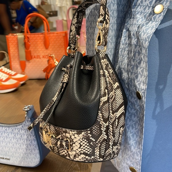 MICHAEL KORS 
Reed Md Pebbled Leather Belted Bucket Messenger Satchel Crossbody - Picture 3 of 16